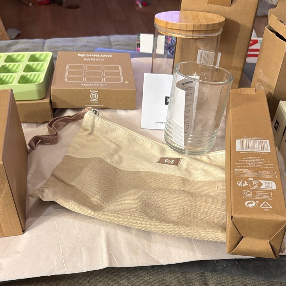 Nespresso Accessory Bundle****
Stackable serving set, 30 pods, 2 ice cube trays - Picture 2 of 9